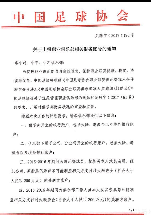 人群散开后，从后面的一个柴草堆后面走出来一个青衣直缀的清俊少年。